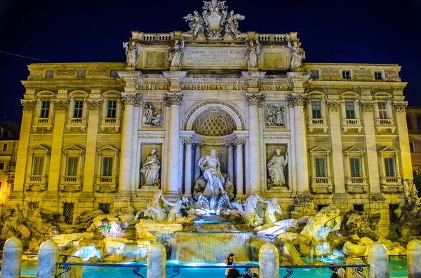 Roma 'da fontana di trevi üzerinde gece görüşü