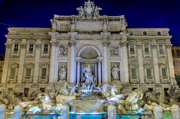 Roma 'da fontana di trevi üzerinde gece görüşü