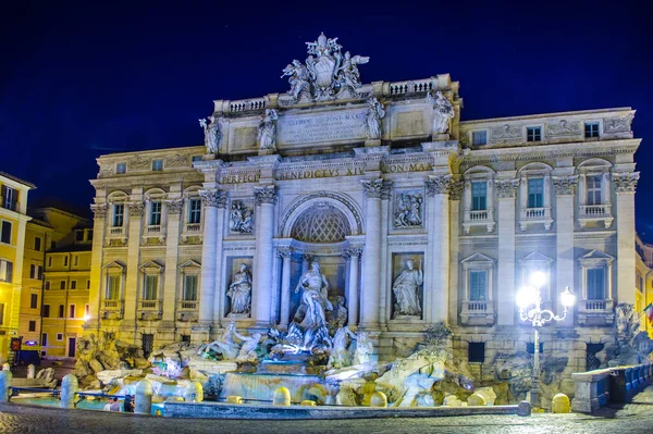 Roma 'da fontana di trevi üzerinde gece görüşü