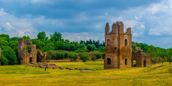 Antik Roma 'daki antika tüccarları için appia eskiden önemli bir ticaret yoludur. Günümüzde antik kapılar, harabeler ve modern çiftlikler arasında tarlalara öncülük ediyor..
