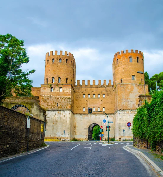 Antik Roma 'daki antika tüccarları için appia eskiden önemli bir ticaret yoludur. Günümüzde antik kapılar, harabeler ve modern çiftlikler arasında tarlalara öncülük ediyor..