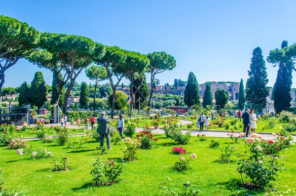Roma 'daki Roseto di Roma Capital Garden manzarası. Bu bahçe aventino tepesinden şehre bakıyor..