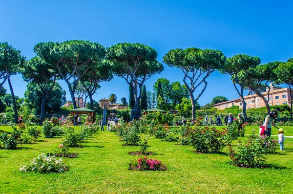 Roma 'daki Roseto di Roma Capital Garden manzarası. Bu bahçe aventino tepesinden şehre bakıyor..
