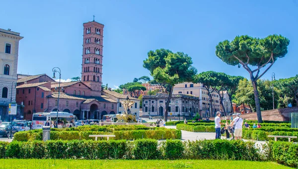 Santa Maria di Cosettin Kilisesi 'nin manzarası Bocca della verita obelisk ile ünlüdür..