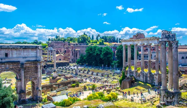 İtalya 'nın başkentinde Capotoline Tepesi' nin tepesinden ünlü Romano manzarası.