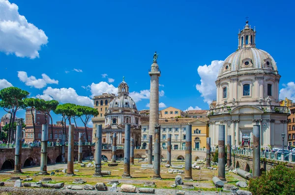 Trajan Forumu 'nun (Foro Di Traiano) bir kısmı harabeleri, Trajan' ın Sütunu, Santissimo Nome di Maria al Foro Traiano Kilisesi ve diğer binaları göstermektedir.