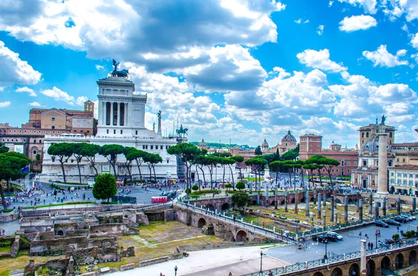 İtalya, Roma 'daki Trajan Forumu' nun kalıntıları yakınlardaki Vittoriano anıtını görkemli bir şekilde gösteriyor..