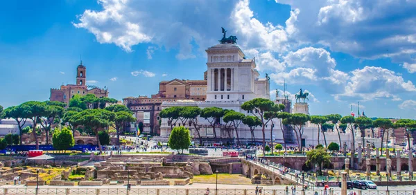 İtalya, Roma 'daki Trajan Forumu' nun kalıntıları yakınlardaki Vittoriano anıtını görkemli bir şekilde gösteriyor..