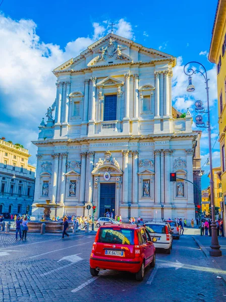 Roma 'daki Sant Andrea Della Valle Kilisesi bir Barok kilisesinde beklenen her şeye hizmet eder: Tarih, sanatsal hazineler, zenginlik ve dramatik ihtişam..