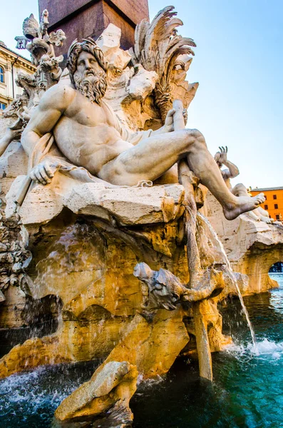 İtalya, Roma piazza navona, dört nehir g.l.bernini tarafından tasarlanan Çeşmesi.