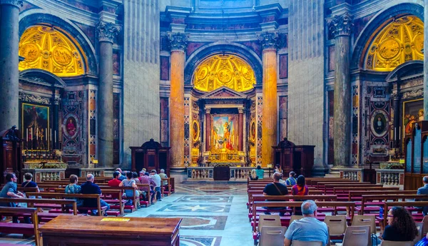 Roma, İtalya, 1 Haziran 2014: Vatikan 'daki Aziz Peter Bazilikası Papa' nın koltuğu ve her yıl binlerce turist ve inananı içine çekiyor..