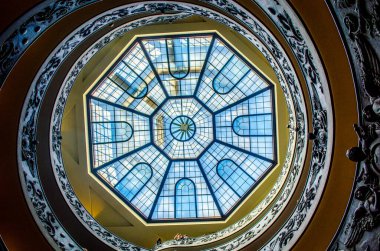 Vatikan müzesinin tavanına yerleştirilmiş cam mozaik.