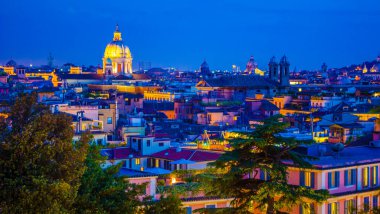 Vatikan müzelerinden alınan Aziz Peters Bazilikası 'nın kubbesine bakış