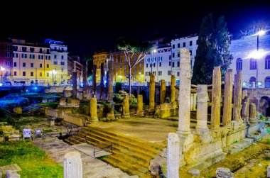 Roma 'nın merkezindeki antika harabeler üzerinde gece görüşü.