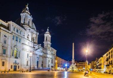Roma 'daki Piazza Navona üzerinde gece görüşü