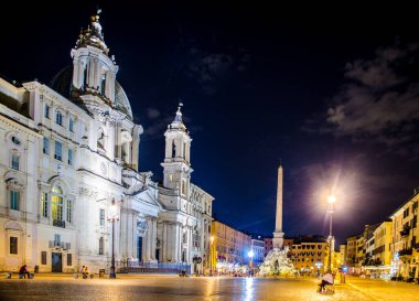 Roma 'daki Piazza Navona üzerinde gece görüşü