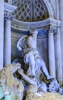 Roma 'da fontana di trevi üzerinde gece görüşü