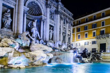 Roma 'da fontana di trevi üzerinde gece görüşü