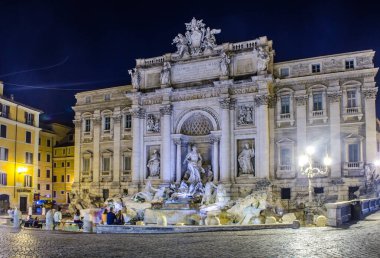 Roma 'da fontana di trevi üzerinde gece görüşü