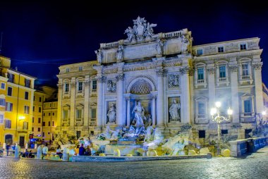 Roma 'da fontana di trevi üzerinde gece görüşü