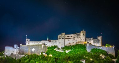 Avusturya 'nın orta Salzburg kentindeki Hohensalzburg kalesinin gece manzarası.