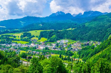 Avusturya Hohenwerfen Kalesi ve Eisriesenwelt Buz Mağarası için ünlü Werfen köyünün havadan görünümü