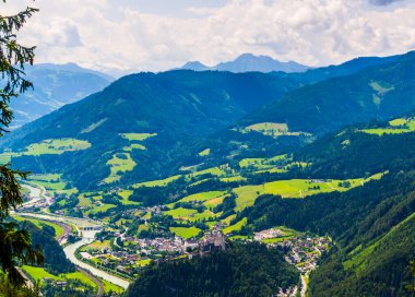 Avusturya Hohenwerfen Kalesi ve Eisriesenwelt Buz Mağarası için ünlü Werfen köyünün havadan görünümü