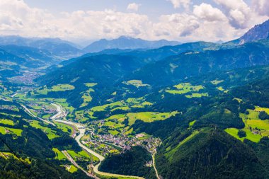 Avusturya Hohenwerfen Kalesi ve Eisriesenwelt Buz Mağarası için ünlü Werfen köyünün havadan görünümü