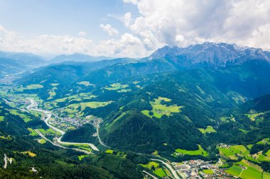 Avusturya Hohenwerfen Kalesi ve Eisriesenwelt Buz Mağarası için ünlü Werfen köyünün havadan görünümü
