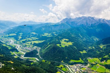 Avusturya Hohenwerfen Kalesi ve Eisriesenwelt Buz Mağarası için ünlü Werfen köyünün havadan görünümü