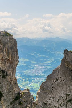 Avusturya Hohenwerfen Kalesi ve Eisriesenwelt Buz Mağarası için ünlü Werfen köyünün havadan görünümü