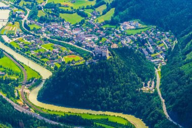 Avusturya Hohenwerfen Kalesi ve Eisriesenwelt Buz Mağarası için ünlü Werfen köyünün havadan görünümü