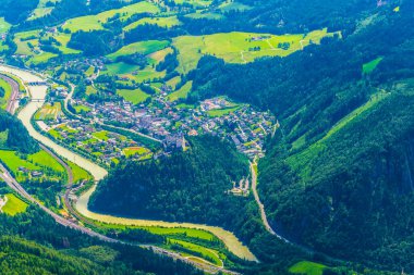 Avusturya Hohenwerfen Kalesi ve Eisriesenwelt Buz Mağarası için ünlü Werfen köyünün havadan görünümü