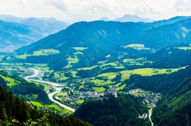Avusturya Hohenwerfen Kalesi ve Eisriesenwelt Buz Mağarası için ünlü Werfen köyünün havadan görünümü