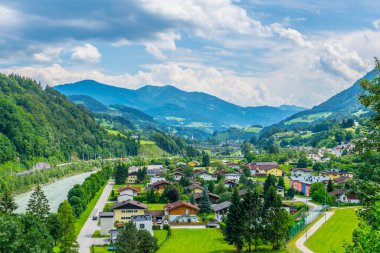 Avusturya Hohenwerfen Kalesi ve Eisriesenwelt Buz Mağarası için ünlü Werfen köyünün havadan görünümü