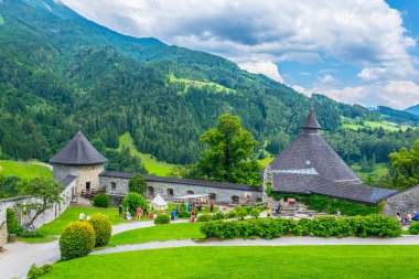 Turistler Avusturya 'daki Hohenwerfen kalesinde geziniyorlar..