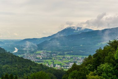 Avusturya Hohenwerfen Kalesi ve Eisriesenwelt Buz Mağarası için ünlü Werfen köyünün havadan görünümü