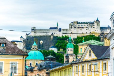 Avusturya 'nın orta Salzburg kentindeki Hohensalzburg kalesinin manzarası