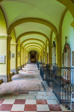 Avusturya, Salzburg 'daki Aziz Peter mezarlığının sarı koridoru.