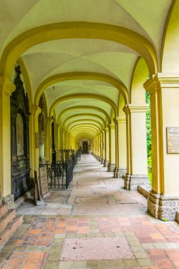 Avusturya, Salzburg 'daki Aziz Peter mezarlığının sarı koridoru.