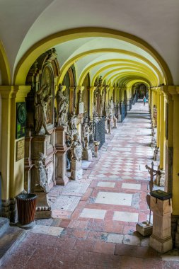 Avusturya, Salzburg 'daki Aziz Peter mezarlığının sarı koridoru.