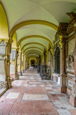 Avusturya, Salzburg 'daki Aziz Peter mezarlığının sarı koridoru.