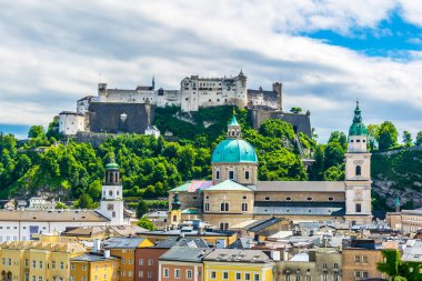Avusturya 'nın orta Salzburg kentindeki Hohensalzburg Kalesi ve Salzburg Katedrali' nin havadan görünüşü