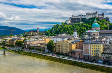 Avusturya 'nın orta Salzburg kentindeki Hohensalzburg Kalesi ve Salzburg Katedrali' nin havadan görünüşü
