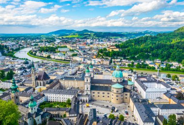 Mirabell Sarayı, Salzburg Katedrali ve birçok kilisenin bulunduğu tarihi Salzburg şehrinin panoramik manzarası.