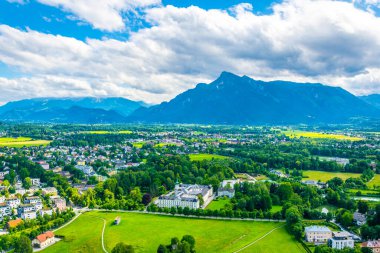 Avusturya 'nın Salzburg kentinde bir banliyö manzarası. Aile evleri ormanlar, çayırlar ve tepelerle çevrili.