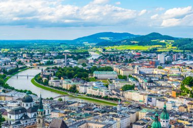 Mirabell Sarayı, Salzburg Katedrali ve birçok kilisenin bulunduğu tarihi Salzburg şehrinin panoramik manzarası.