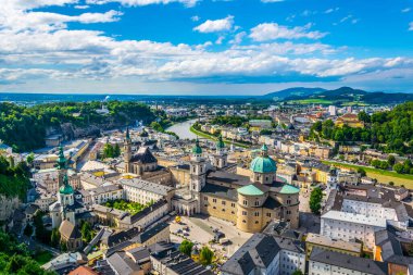 Mirabell Sarayı, Salzburg Katedrali ve birçok kilisenin bulunduğu tarihi Salzburg şehrinin panoramik manzarası.