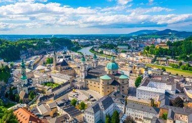 Mirabell Sarayı, Salzburg Katedrali ve birçok kilisenin bulunduğu tarihi Salzburg şehrinin panoramik manzarası.
