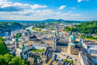 Mirabell Sarayı, Salzburg Katedrali ve birçok kilisenin bulunduğu tarihi Salzburg şehrinin panoramik manzarası.
